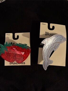 No Boundaries Pearl Dolphin Acrylic Hair Clip - Silver